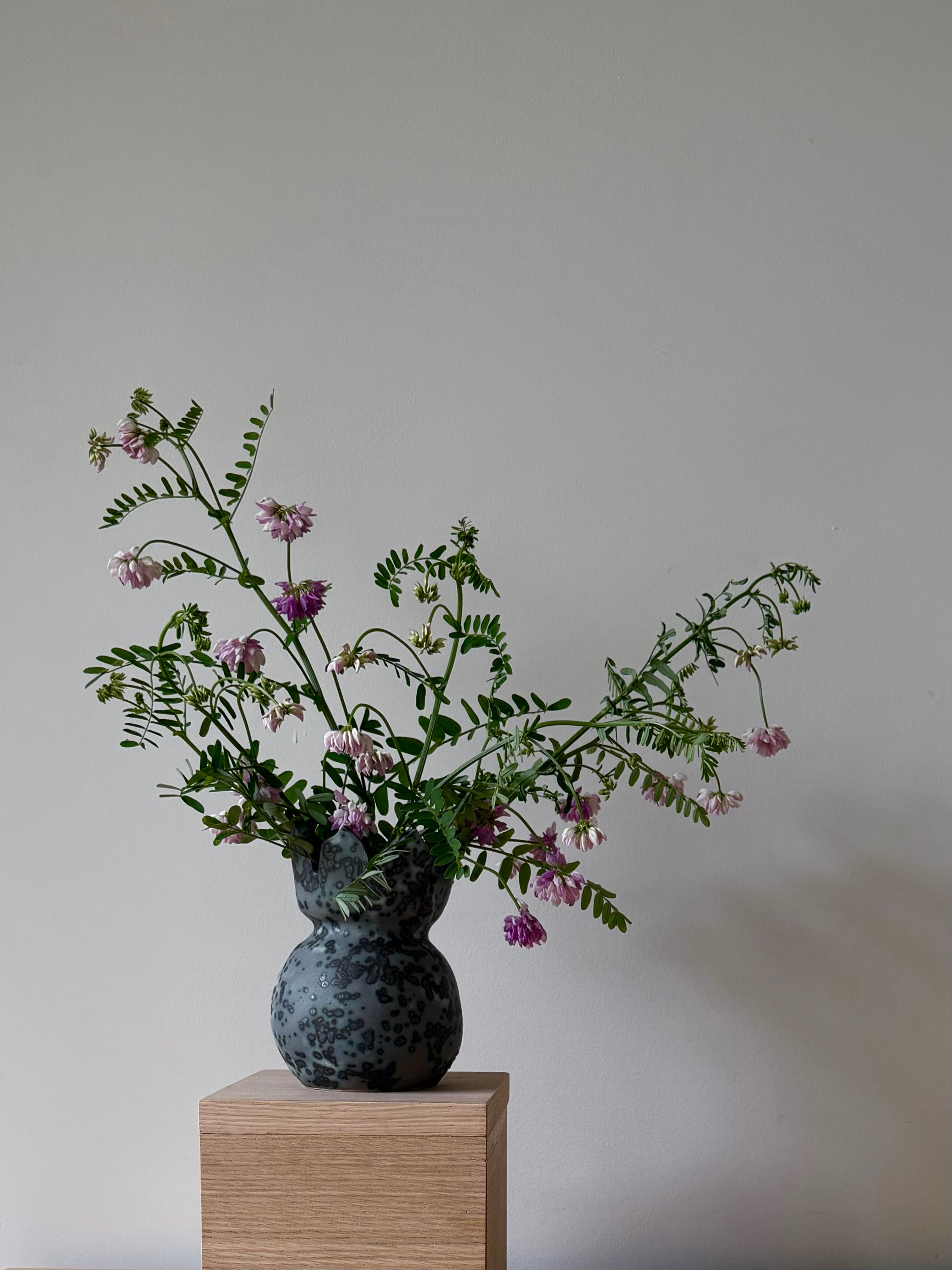 Petal Rim Speckled Vase – Suzanne Kumar